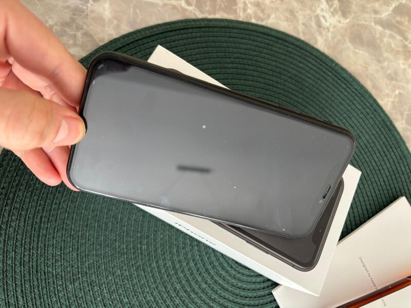 iPhone XR 64GB, cu incarcator si cutie originala stare foarte buna